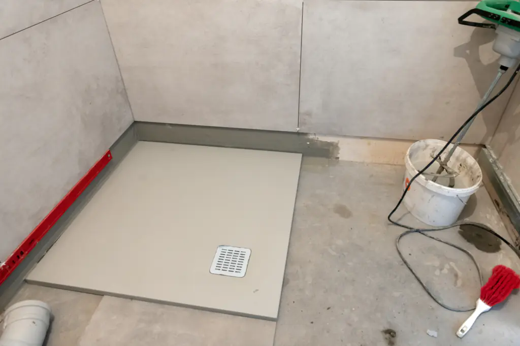 Badezimmer teilweise neu gefliest