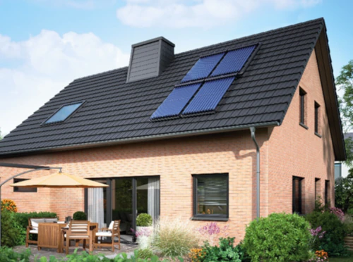 Haus mit Solaranlage auf dem Dach