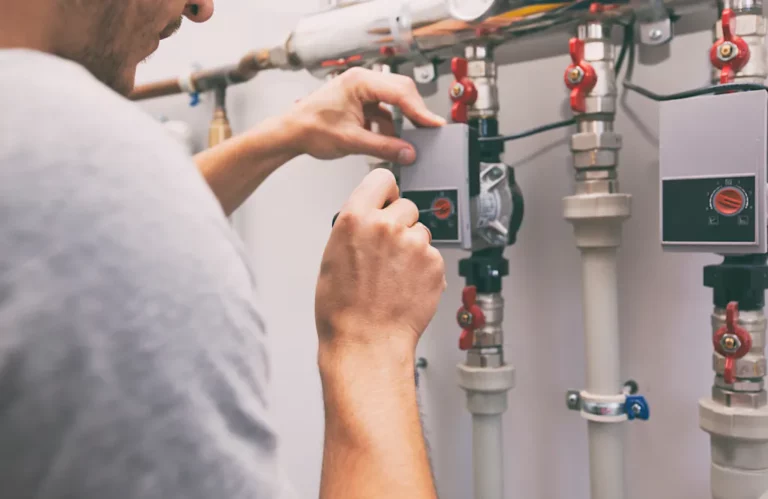 Mechaniker arbeitet an einer Heizungsanlage